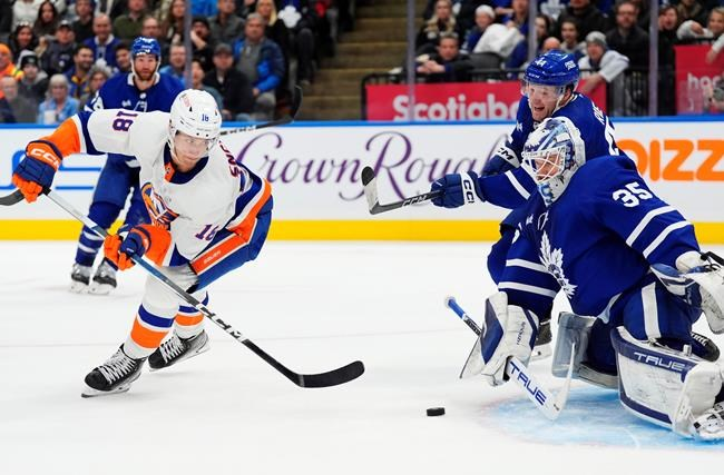 Islanders v těsném souboji porazili Maple Leafs, Engvall pečetil vítězný comeback